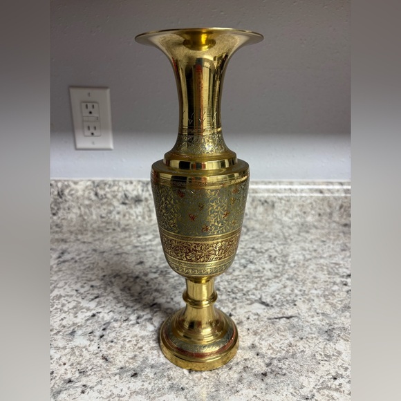 Vintage etched brass vase - Picture 2 of 8